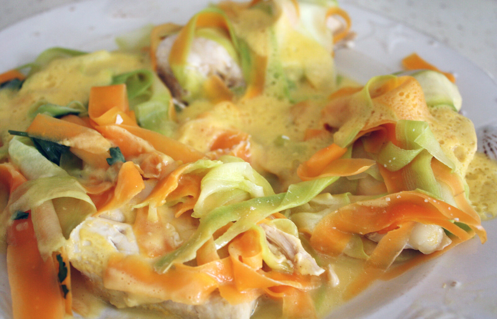 Suprême de poulet aux tagliatelles de carottes et courgettes et son riz parfumé aux legumes