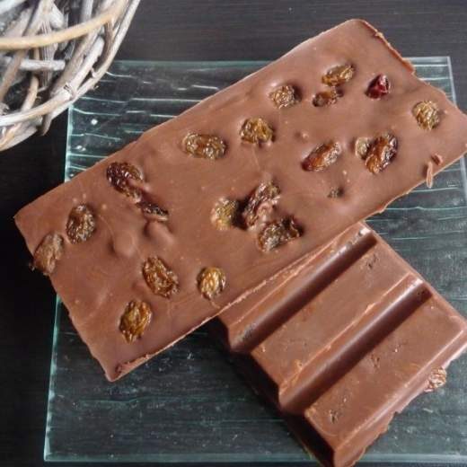 Tablettes de chocolat maison au rhum et raisins