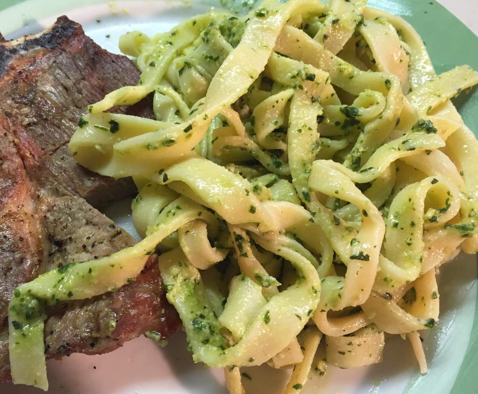 Tagliatelles fraîches et pesto basilic