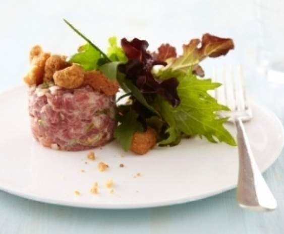 Tartare de boeuf au basilic et crumble de parmesantte