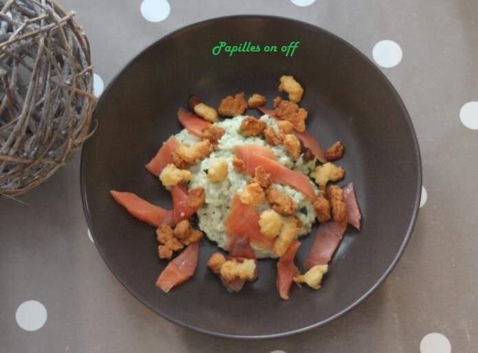 Tartare de courgettes à la ricotta, truite fumée et son crumble de parmesan