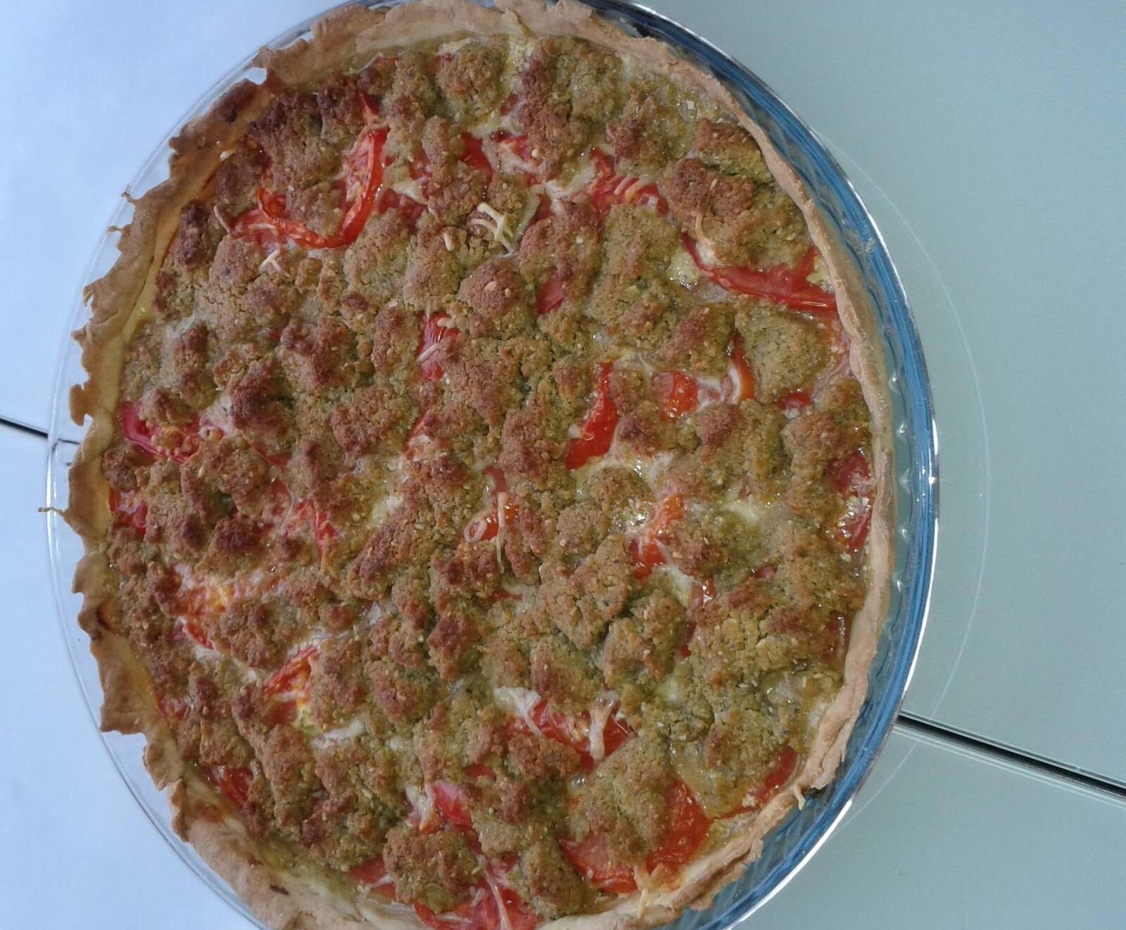 Tarte à la tomate en crumble de pesto