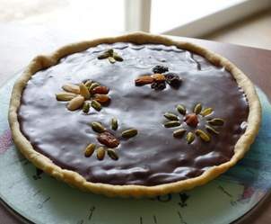 Tarte au chocolat et aux fruits secs.