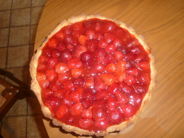 tarte au fraises sur pâte sablée et coulis de fraises au miel