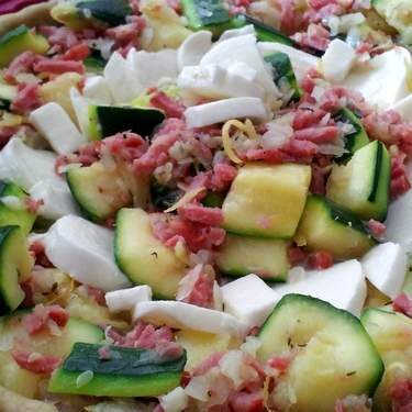 Tarte courgette, lardon, citron, romarin et mozzarella