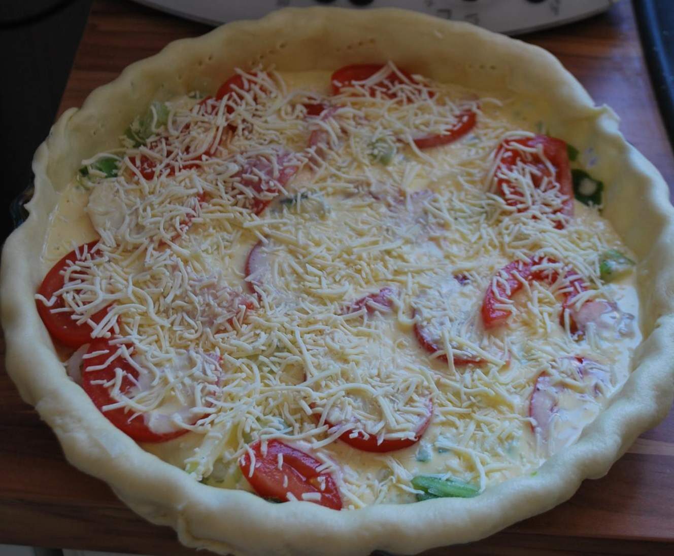 Tarte ou tourte aux poireaux, tomates, oignons