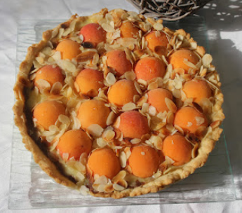 Tarte pâtissière aux abricots, chocolat et amandes