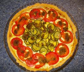 Tarte Pesto, Tomates, Courgettes & Chévre frais