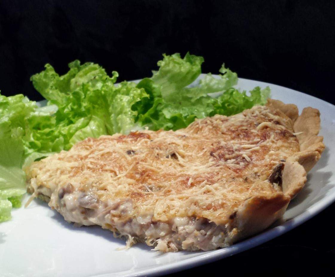 Tarte salée: poulet, champignons, bechamel.
