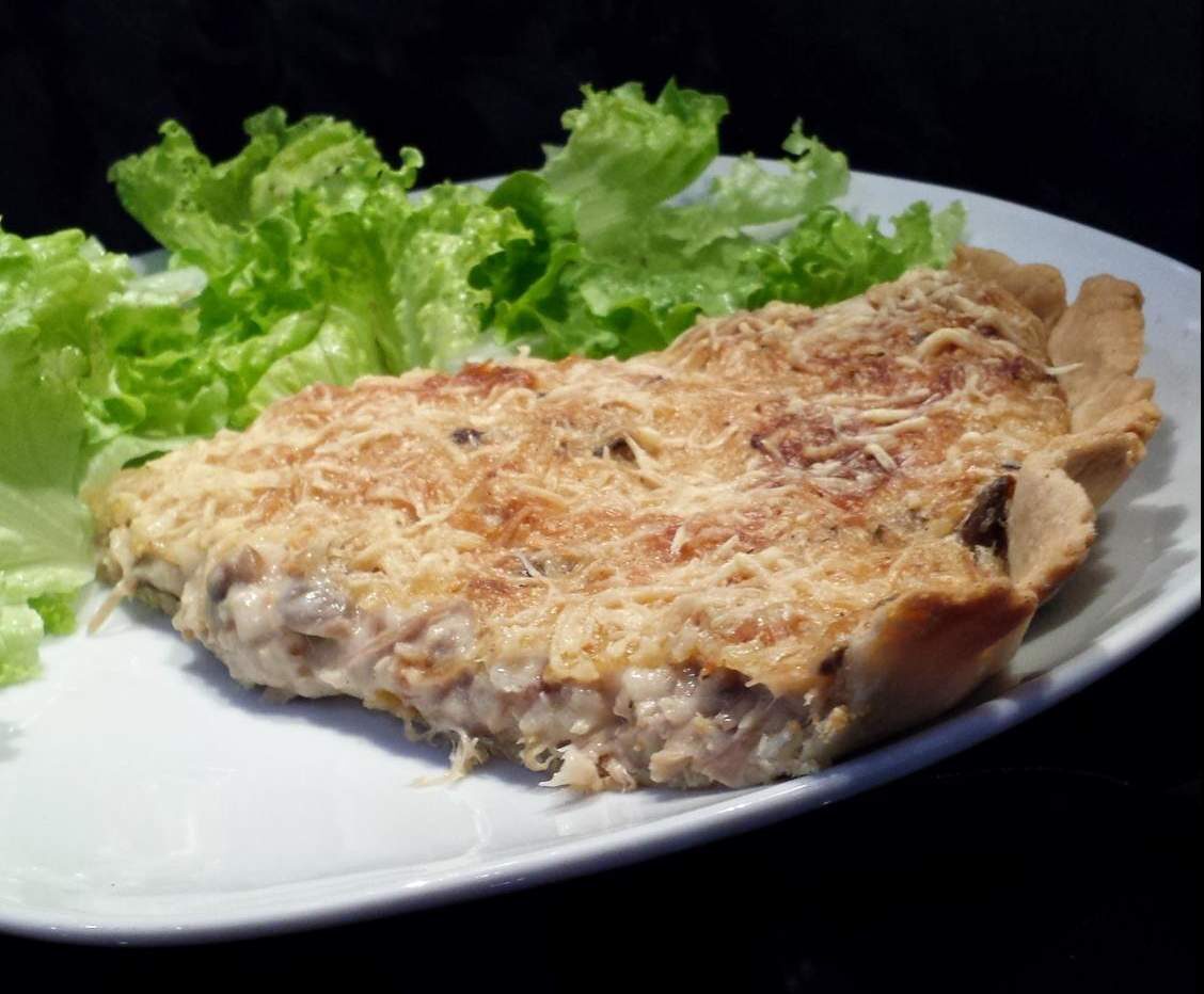 Tarte salée: poulet, champignons, bechamel.