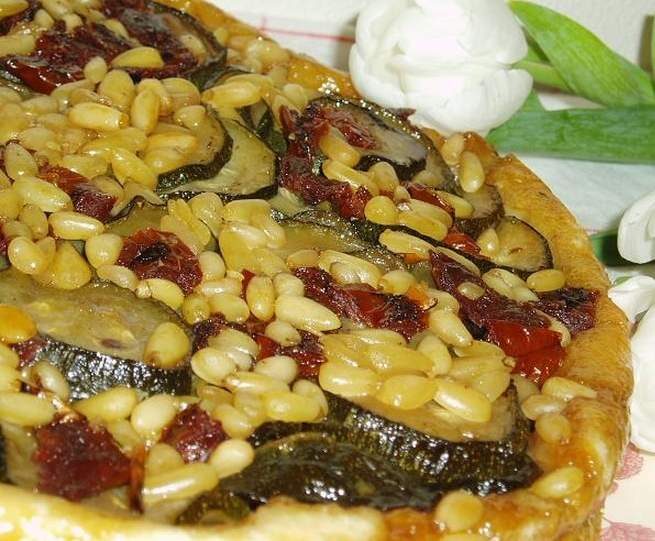 Tarte tatin de courgettes aux pignons et tomates séchées