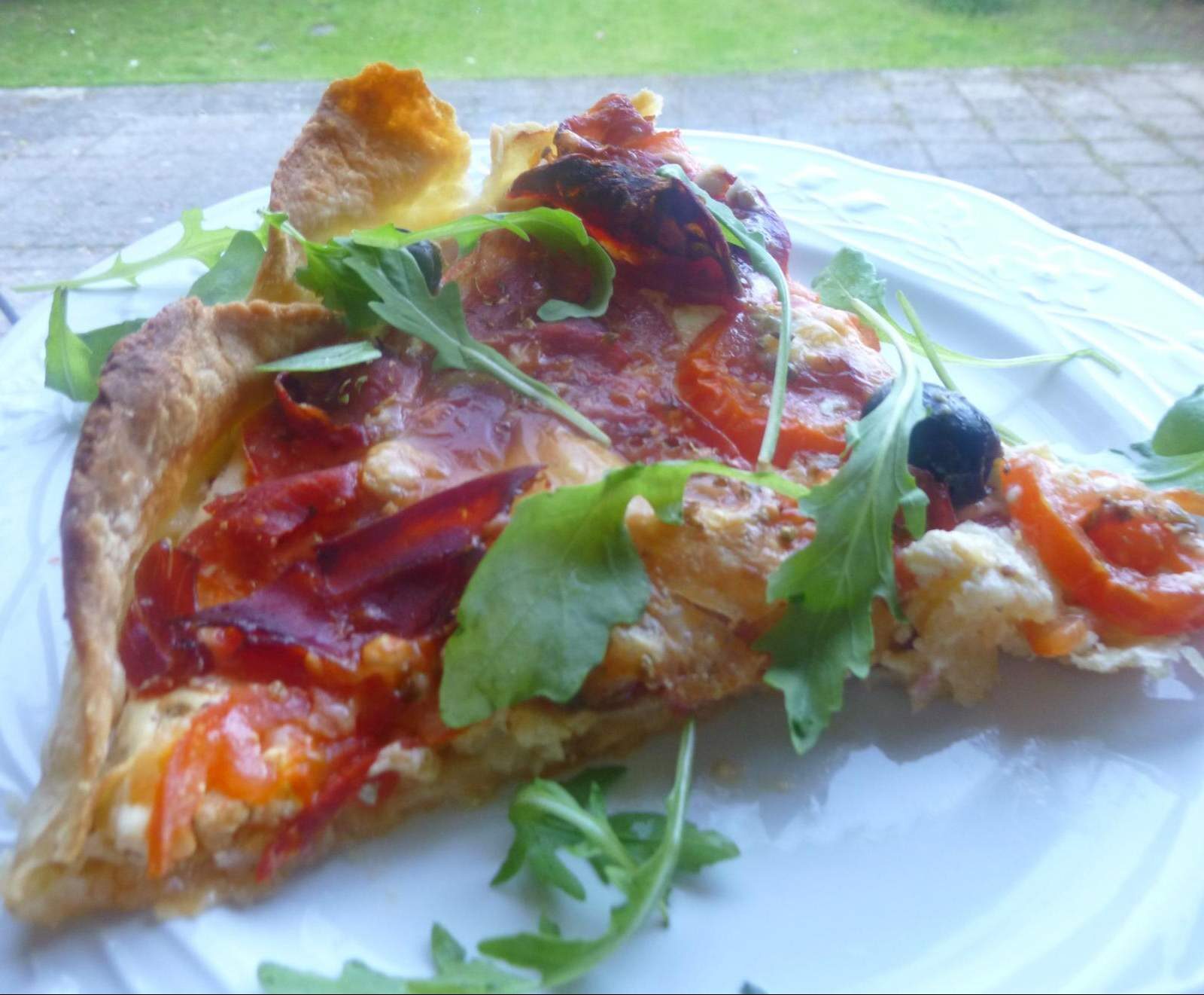 Tarte tomates, chorizo, serrano, fromage frais de chèvre et gorgonzola