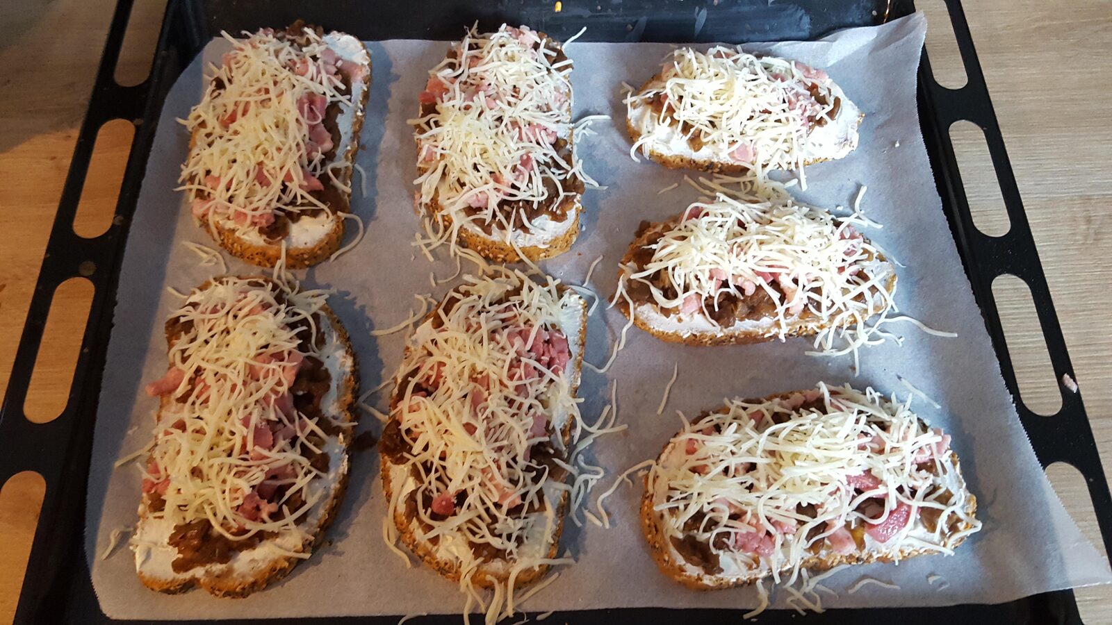 Tartine saint Moret, lardons, oignons