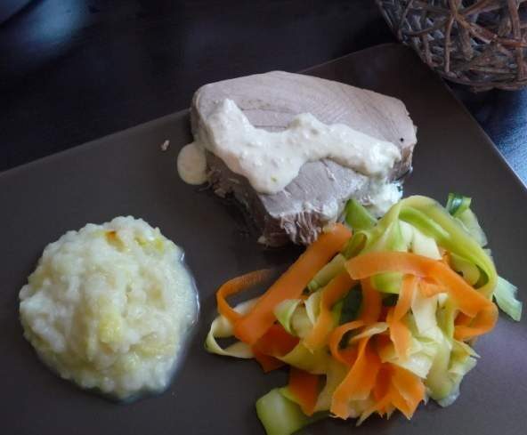 Thon frais à la purée d'oignons safranée, tagliatelles de légumes et sauce au whisky