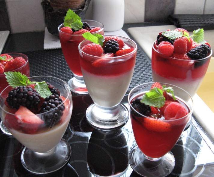 trois variations autour de la panna cota, de la gelée d’ibiscus et des fruits rouges (recette à indice glycémique bas)