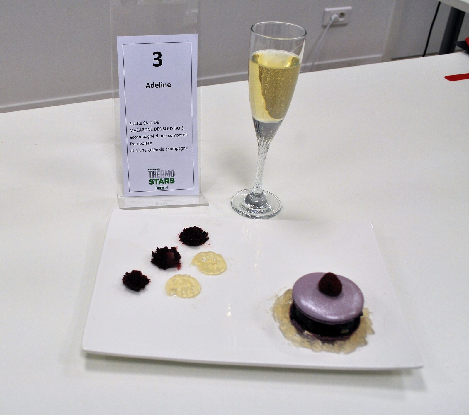 Un sucré-salé de macaron des sous-bois,accompagné d'une compotée framboisée et d'une gelée de champagne