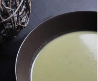Velouté d'asperges vertes et pommes de terre au chèvre frais