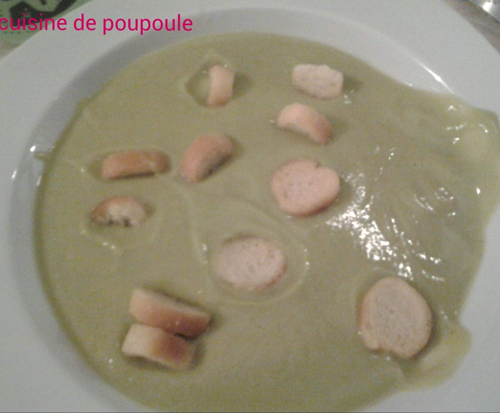 Velouté de brocolis, courgette au bleu d'auvergne
