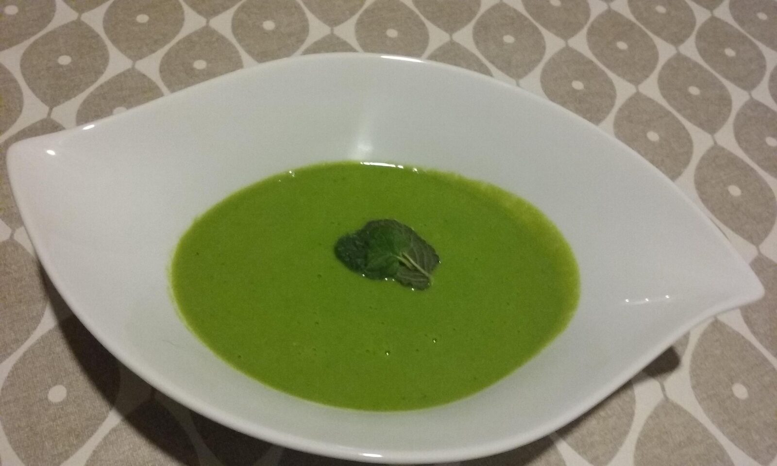 Velouté de petits pois à la menthe