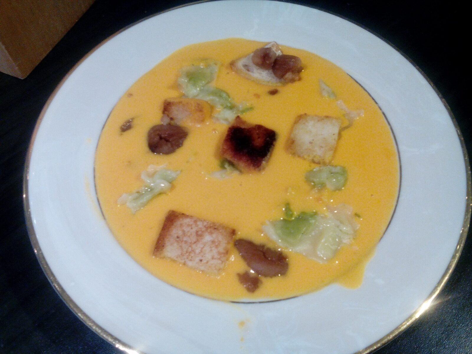Velouté de potiron , émiettée de châtaignes et ravioles de Romans