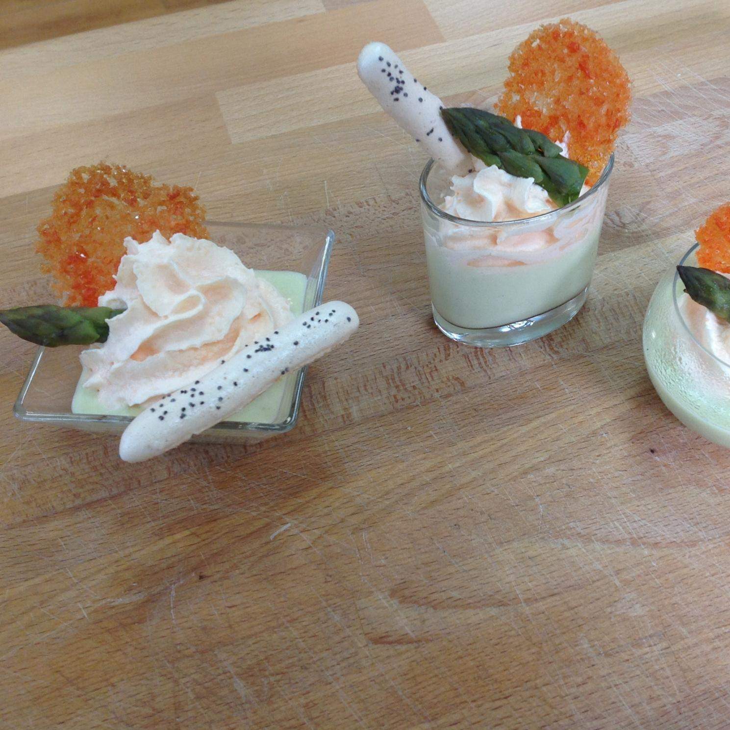 Velouté froid d'asperges en contraste amer et son émulsion de poivron