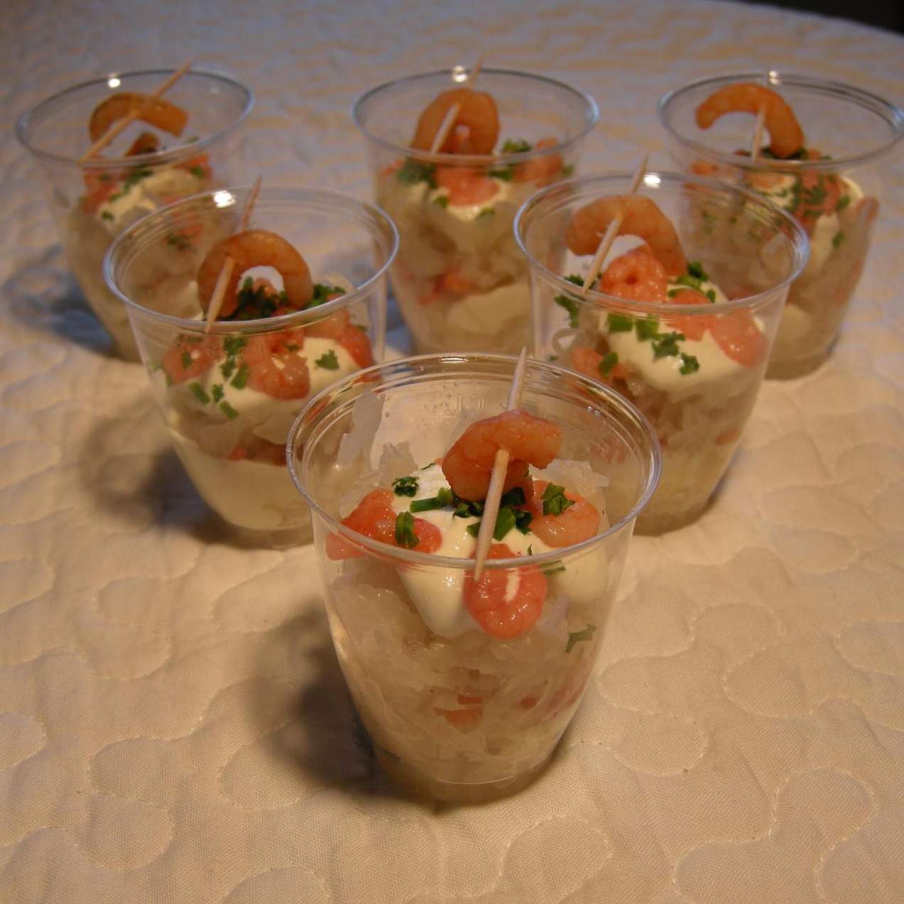 Verrine choucroute, crème au raifort, crevettes roses