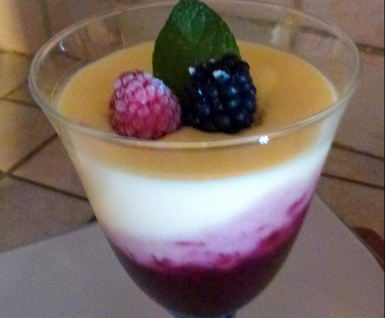 verrine crème chocolat blanc coulis sur coulis de mures