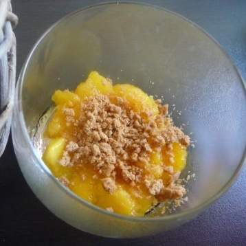 Verrine de compotée de pêches et de speculoos
