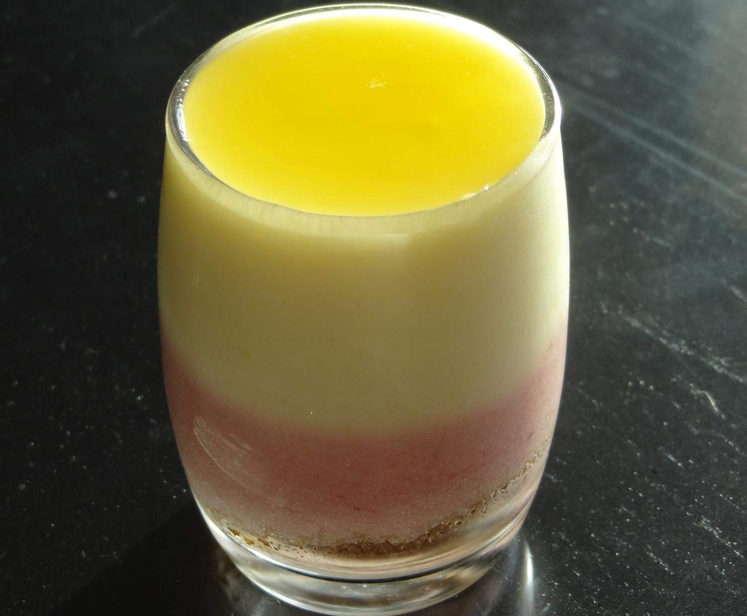 Verrine duo de mousses fraise citron