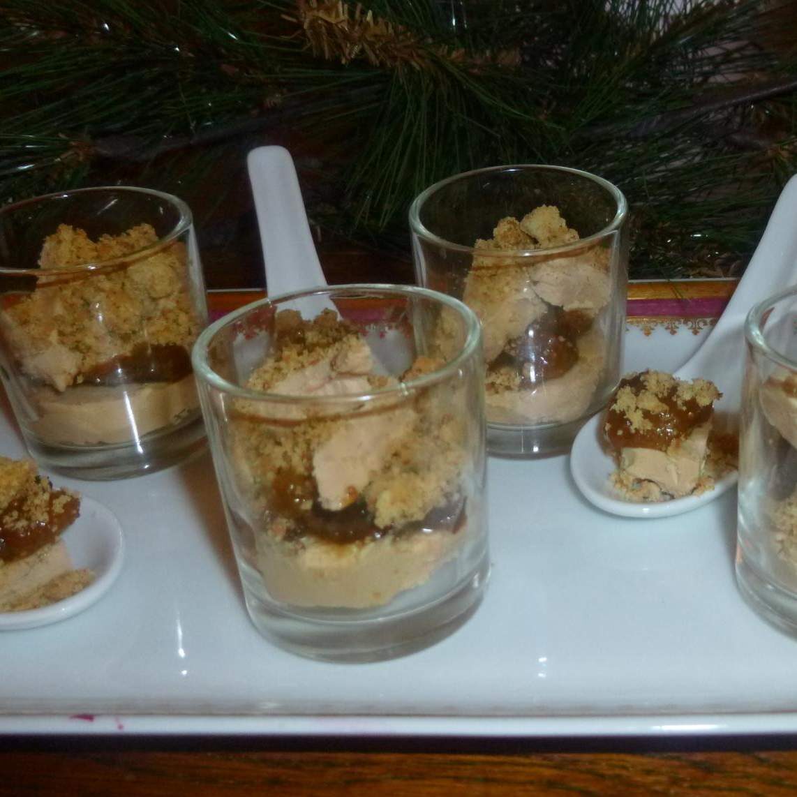 Verrine foie gras,compotée de mendiants et crumble noisette
