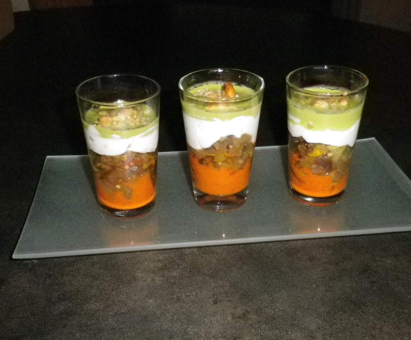 Verrines de mousse de chèvre aux légumes d'été, coulis de poivron rouge et émulsion de basilic